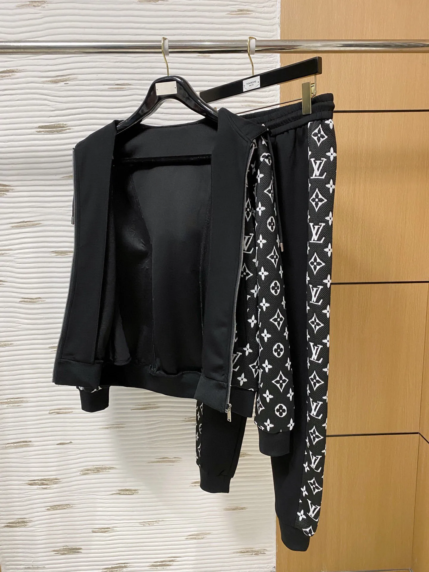 🅿️720 [LV Louis Vuitton] hot-selling suit is coming. Focus on the original version of the official website. 2025 new hot-selling cardigan and sweatshirt suit. The original order is the best. 🇭🇰The meticulous work of top designers. It has a fitting and perfect upper body effect. All-natural high-quality Tencel Roman cotton 100%, close-fitting comfort, noble and elegant! Original hardware embodies elegance and nobility! Counter size: M-3XL (maximum wear up to 190 pounds)